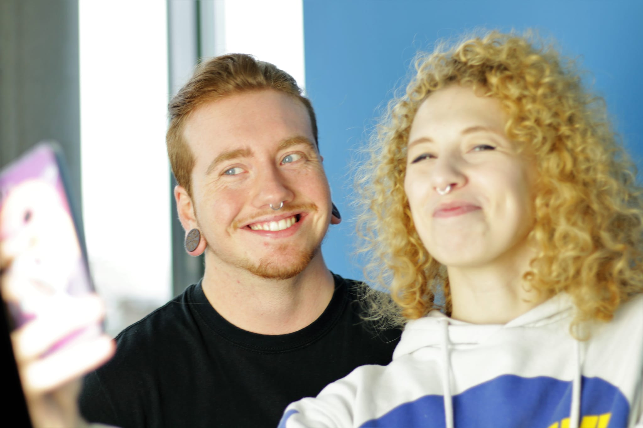 Die Freunde Janosch und Trish von byte5 machen gemeinsam ein Selfie