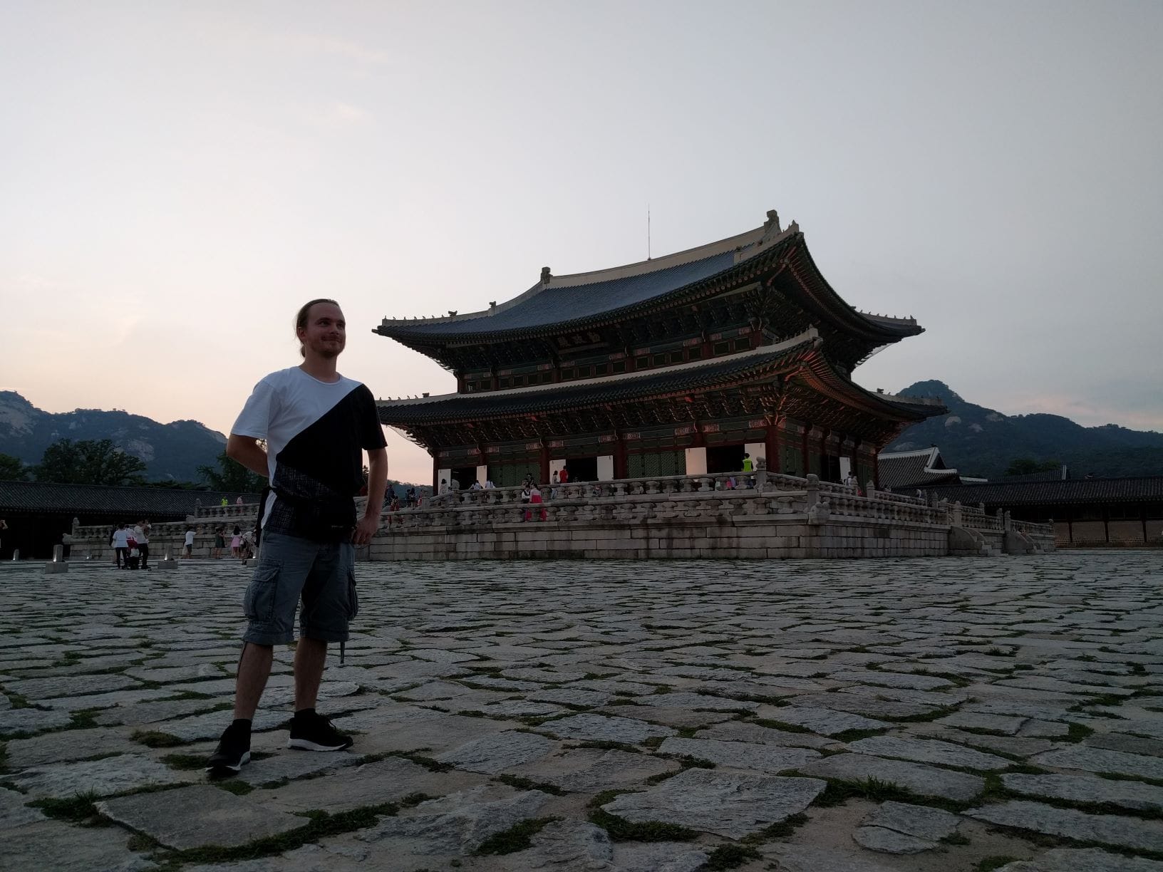 byte5-Entwickler Björn Kühne vor dem Gyeongbokgung-Palast in Seoul