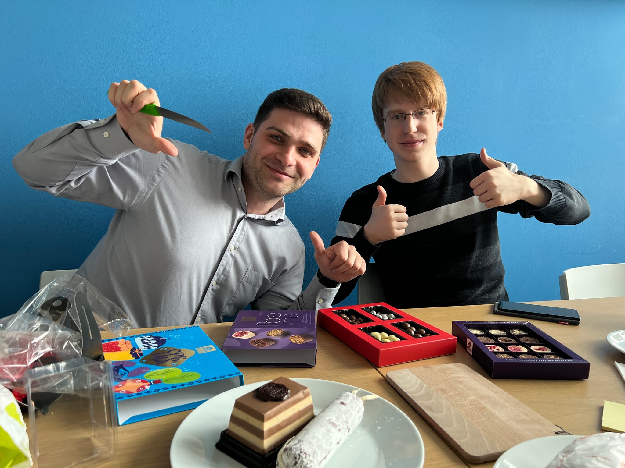 Dragan und Jonathan mit Süßigkeiten